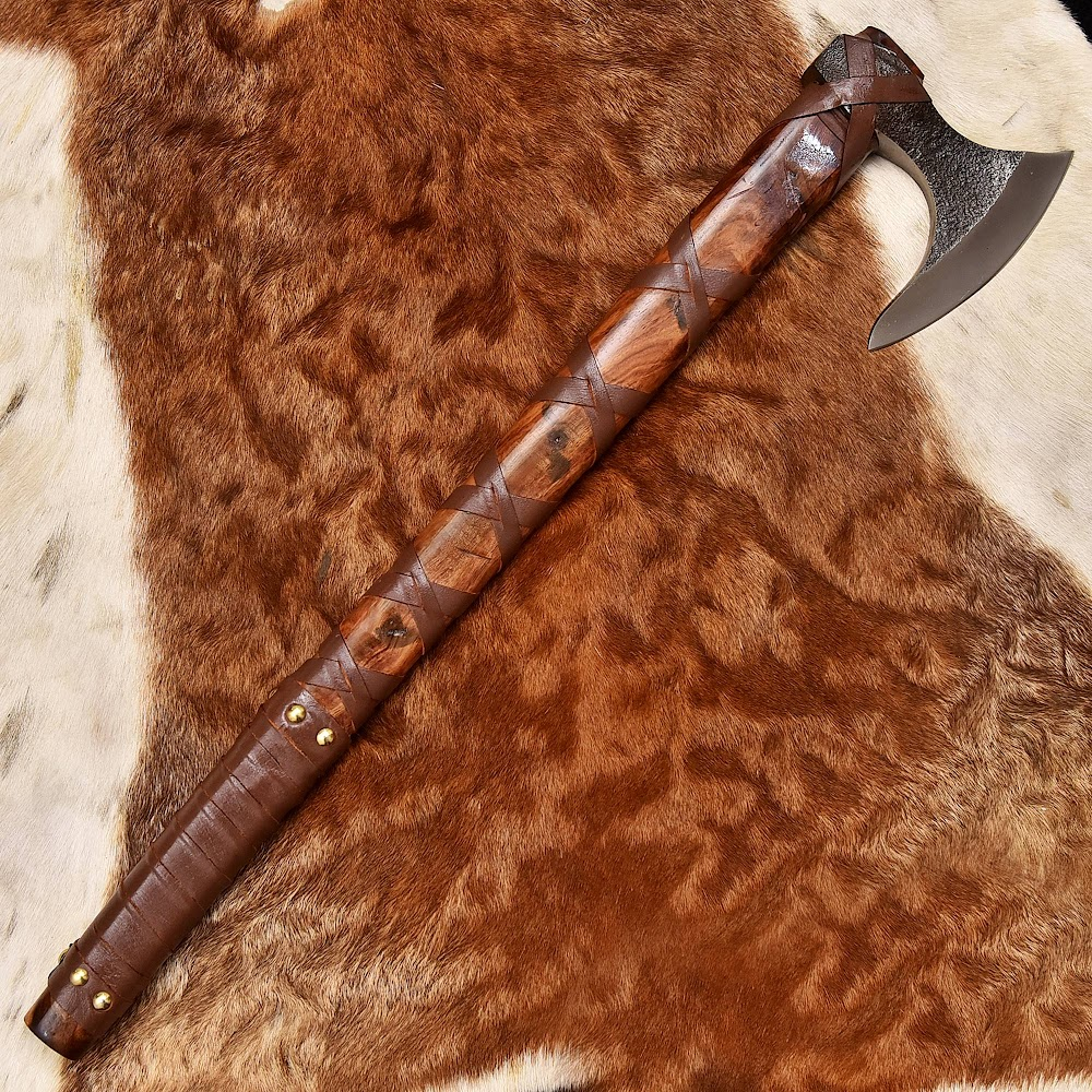 Deer Edge handcrafted hunting knife with leather sheath